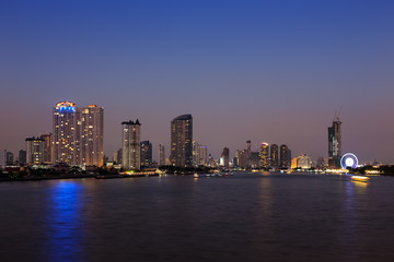 Fototapeta na wymiar Chao phraya river and Bangkok cityscape at twilight