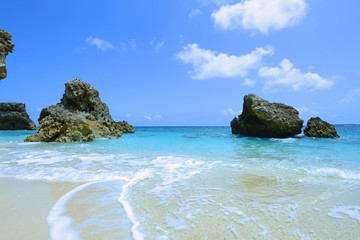 沖縄の青い海とさわやかな空