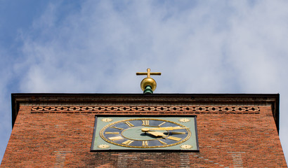 Hoch in den Himmel ragt eine Kirchturmspitze