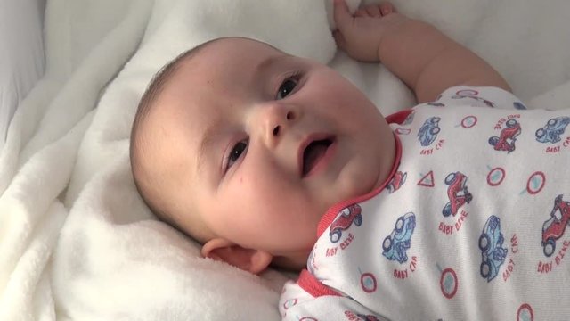 Bambino Neonato ride ed &egrave; felice. Nascita gioia felicit&agrave; e famiglia.
