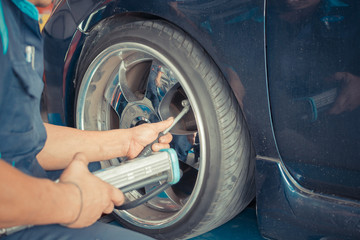 Checking car suspension and tire pressure