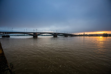 Die Theodor-Heuss-Brücke in Mainz im Sonnenaufgang