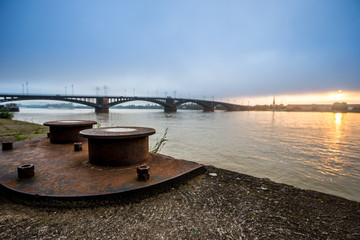 Die Theodor-Heuss-Brücke in Mainz im Sonnenaufgang