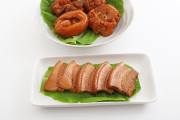 沖縄伝統の豚足テビチと三枚肉