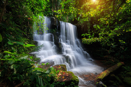 Fototapeta Mun Daeng Waterfall, the beautiful waterfall in deep forest at Phu Hin Rong Kla National Park in Thailand