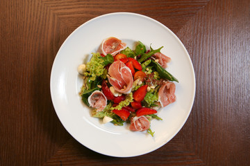 Fresh salad with chicken, tomatoes and mixed greens
