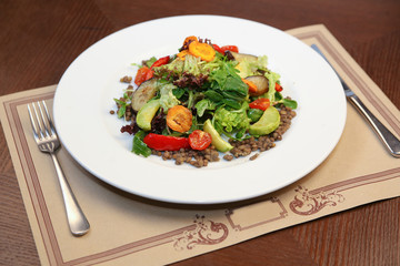 Fresh salad with chicken, tomatoes and mixed greens