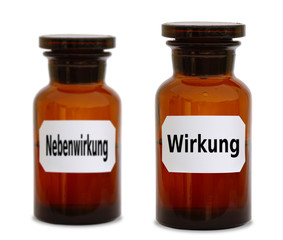 Zwei Medizinflaschen mit Aufschrift Nebenwirkung und Wirkung