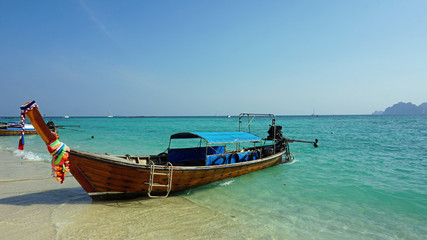 Fototapeta na wymiar long beach on ko phi phi island