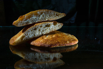домашний хлеб на тёмном фоне