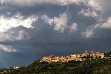 Fototapeta na wymiar View up to Montepulciano Tuscany