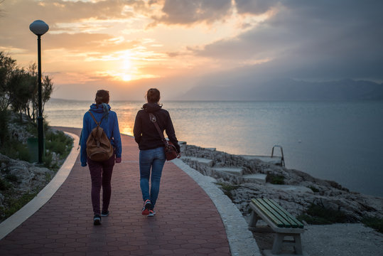 Ragazze al tramonto sul mare