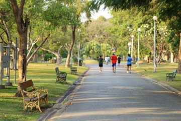 Obraz premium Blurred scene of group of people running in park.