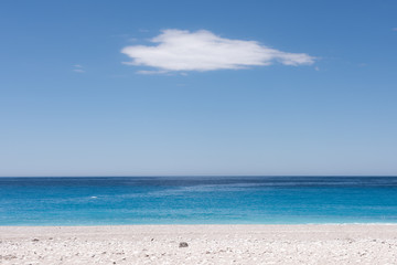 Fototapeta na wymiar Mare, spiaggia caraibica in estate