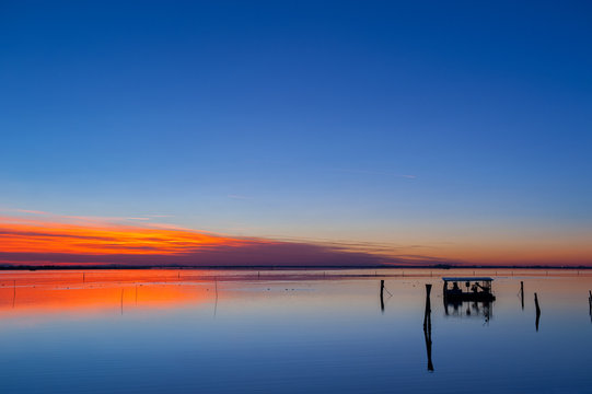 Tramonto sulla lagna con capanno da pesca