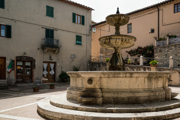 Fototapeta na wymiar Fountain in the square at Castiglione d'orcia