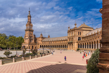 Blick zum Nordturm des Palastes am Plaza de Espana in Sevilla