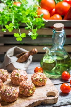 Meatballs with rice, tomatoes and savoy cabbage