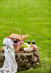 Fotobehang Picknick Buiten vieren in een park met rode wijn