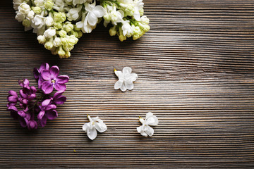 Fototapeta premium Fresh lilac on wooden background