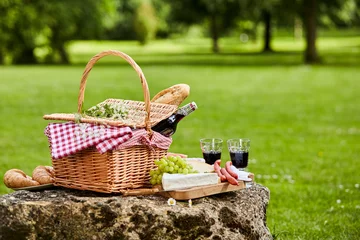 Fototapeten Elegantes Picknick mit Rotwein, Käse und Würstchen © exclusive-design