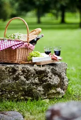 Fotobehang Een picknick in een groen lentepark © exclusive-design