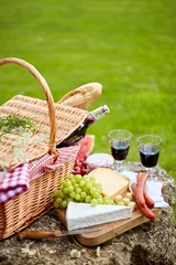 Fototapete Picknick Stilvolles Picknick mit Rotwein, Obst und Käse