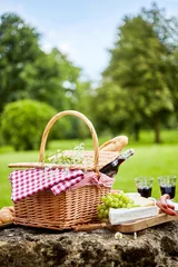 Tuinposter Lekkere lente picknick lunch met rode wijn © exclusive-design