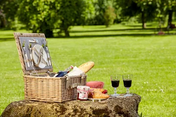 Foto auf Acrylglas Picknick Picknickkorb aus Korbweide mit Wein und Brot