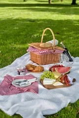 Fotobehang Gezond picknick eten met fruit, kaas en brood © exclusive-design