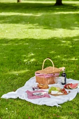 Fotobehang Rieten picknickmand buiten in een lentepark © exclusive-design