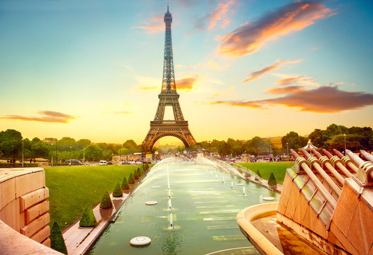Eiffel Tower and fountain at Jardins du Trocadero at sunrise, Paris, France