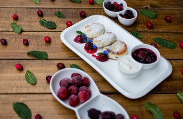 Cheese pancakes with sour cream