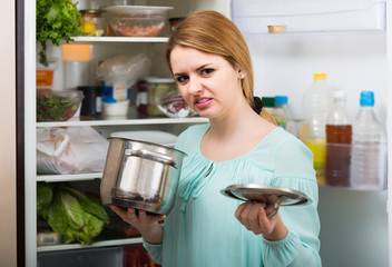 woman noticed foul smell of food from casserole