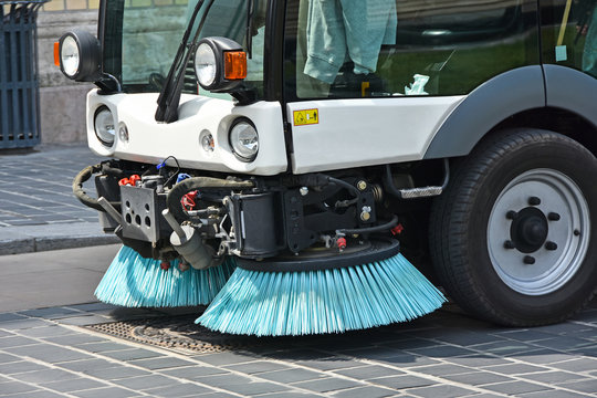 Street cleaner vehicle