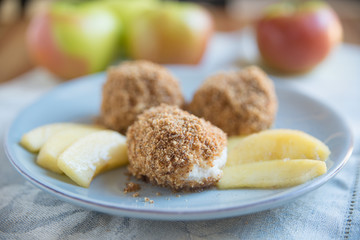 Topfenknödel mit Butterbrösel 