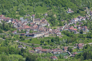 Fototapeta na wymiar Village du Doubs
