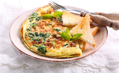 Spinach and mint omelet and toasts