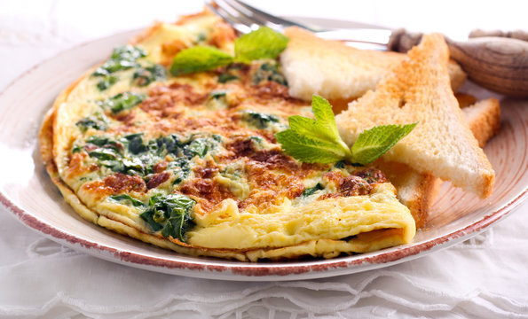 Spinach and mint omelet and toasts