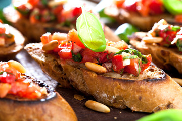 Frische Bruschetta mit Tomatensuppe 