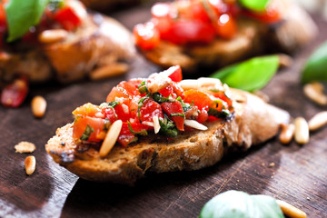 Frische Bruschetta mit Tomatensuppe 