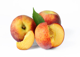 Fototapeta na wymiar Whole and sliced peaches isolated
