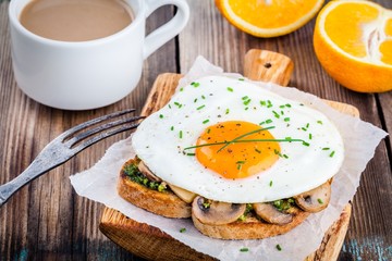 Breakfast: fried egg with mushrooms and pesto on toast
