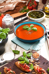 Frische Bruschetta mit Tomatensuppe 