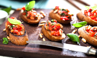 Frische Bruschetta mit Tomatensuppe 