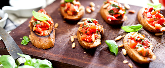 Frische Bruschetta mit Tomatensuppe 