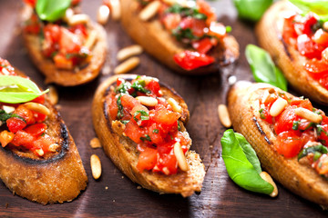 Frische Bruschetta mit Tomatensuppe 