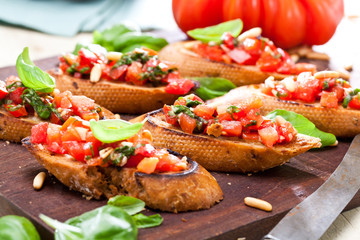 Frische Bruschetta mit Tomatensuppe 