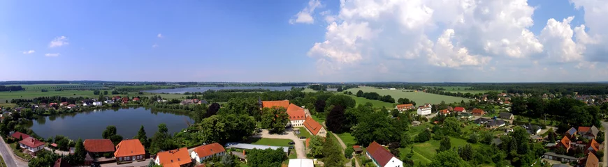 Fototapeten Luftbildpanorama eines ländlichen Dorfes mit See in Deutschland © Riko Best