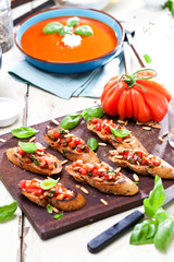 Frische Bruschetta mit Tomatensuppe 